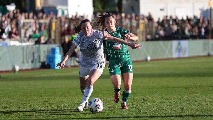 Bremen vs VfL, BL Frauen Bremen, 22.04.2026, Fußball, Frauen, Google Pixel Bundesliga, Saison 2025 2026, SV Werder Bremen vs VfL Wolfsburg, Janou Levels (VfL Wolfsburg), Michelle Weiss (Werder Bremen) Deutschland
