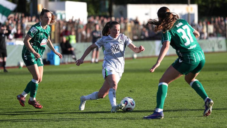 Bremen vs VfL, BL Frauen Bremen, 22.04.2026, Fußball, Frauen, Google Pixel Bundesliga, Saison 2025 2026, SV Werder Bremen vs VfL Wolfsburg, Janou Levels (VfL Wolfsburg), Lena Dahms (Werder Bremen) Deutschland