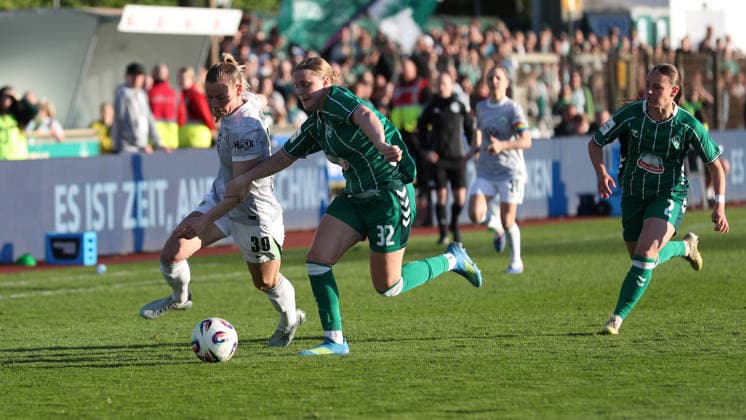 Bremen vs VfL, BL Frauen Bremen, 22.04.2026, Fußball, Frauen, Google Pixel Bundesliga, Saison 2025 2026, SV Werder Bremen vs VfL Wolfsburg, Sarai Linder (VfL Wolfsburg), Sarah Gutmann (Werder Bremen) Deutschland
