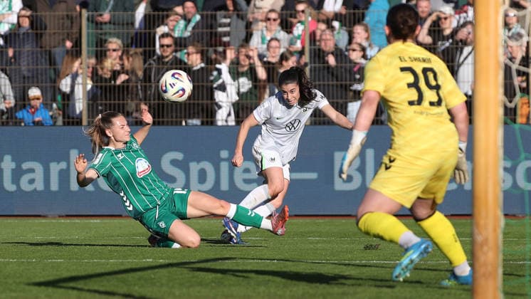 Bremen vs VfL, BL Frauen Bremen, 22.04.2026, Fußball, Frauen, Google Pixel Bundesliga, Saison 2025 2026, SV Werder Bremen vs VfL Wolfsburg, Michelle Weiss (Werder Bremen), Judit Pujols (VfL Wolfsburg) Deutschland