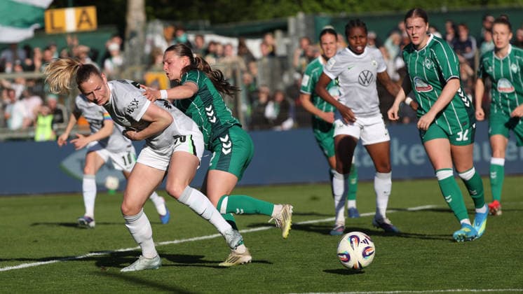 Bremen vs VfL, BL Frauen Bremen, 22.04.2026, Fußball, Frauen, Google Pixel Bundesliga, Saison 2025 2026, SV Werder Bremen vs VfL Wolfsburg, Sarai Linder (VfL Wolfsburg), Sarah Gutmann (Werder Bremen) Deutschland