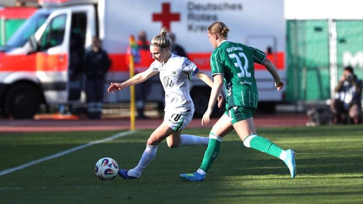 Bremen vs VfL, BL Frauen Bremen, 22.04.2026, Fußball, Frauen, Google Pixel Bundesliga, Saison 2025 2026, SV Werder Bremen vs VfL Wolfsburg, Svenja Huth (VfL Wolfsburg), Sarah Gutmann (Werder Bremen) Deutschland