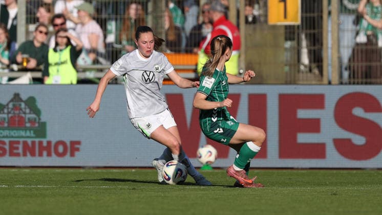Bremen vs VfL, BL Frauen Bremen, 22.04.2026, Fußball, Frauen, Google Pixel Bundesliga, Saison 2025 2026, SV Werder Bremen vs VfL Wolfsburg, Janou Levels (VfL Wolfsburg), Michelle Weiss (Werder Bremen) Deutschland