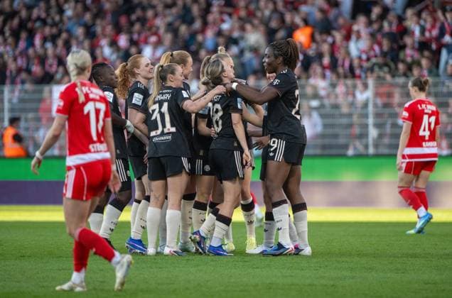 Fußball, Frauen, Saison 2025 2026, Google Pixel Frauen-Bundesliga (23. Spieltag), 1. FC Union Berlin -FC Bayern München, v. l. Stine Ballisager (FC Bayern München), Georgia Stanway (FC Bayern München), Pernille Harder (FC Bayern München), Edna Imade (FC Bayern München), Jubel nach Tor zum 1:2, ganz links Judith Steinert (1. Frauen 1. FC Union), ganz rechts Lia Kamber (1. Frauen 1. FC Union), 22.04. 2026, Copyright: xMatthiasxKochx
