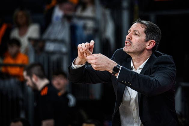 Neu Ulm, Deutschland, 22.04.26: Head Coach Ty Harrelson (ratiopharm ulm) gestikuliert, gestik waehrend des Basketball Bundesliga Spiels zwischen ratiopharm ulm vs ALBA Berlin in der ratiopharm Arena am 22. April 2026 in Neu Ulm, Deutschland. (Foto von Harry Langer DeFodi Images) ratiopharm Arena, Germany, 22.04.26: Head Coach Ty Harrelson (ratiopharm ulm) egs during the Basketball Bundesliga match between ratiopharm ulm vs ALBA Berlin at Neu Ulm on April 22, 2026 in ratiopharm Arena, Germany. (Photo by Harry Langer DeFodi Images) (Photo by Harry Langer DeFodi Images) -