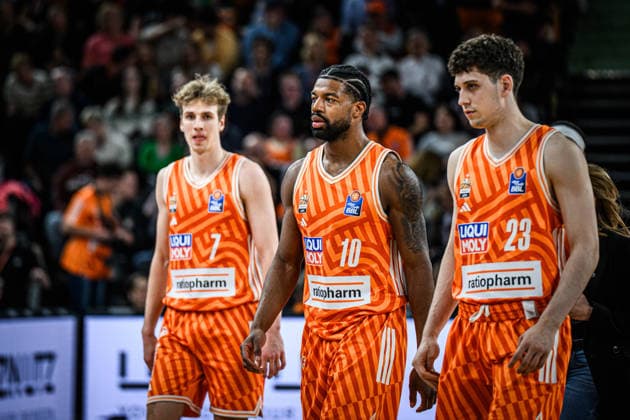 Neu Ulm, Deutschland, 22.04.26: Tobias Jensen (ratiopharm ulm), Malik Osborne (ratiopharm ulm) und Diego Garavaglia (ratiopharm ulm) enttaeusscht waehrend des Basketball Bundesliga Spiels zwischen ratiopharm ulm vs ALBA Berlin in der ratiopharm Arena am 22. April 2026 in Neu Ulm, Deutschland. (Foto von Harry Langer DeFodi Images) ratiopharm Arena, Germany, 22.04.26: Tobias Jensen (ratiopharm ulm), Malik Osborne (ratiopharm ulm) und Diego Garavaglia (ratiopharm ulm) looks dejected during the Basketball Bundesliga match between ratiopharm ulm vs ALBA Berlin at Neu Ulm on April 22, 2026 in ratiopharm Arena, Germany. (Photo by Harry Langer DeFodi Images) (Photo by Harry Langer DeFodi Images) -