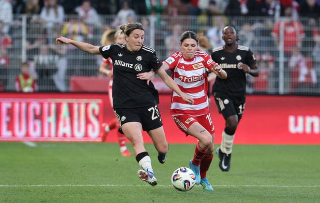Barbara Dunst, Eileen Campbell am Ball Zweikampf Spielszene Aktion Fußball Fussball 1. Bundesliga Damen Frauen 23. Spieltag Saison 2025 2026 22.04.2026 1.FC Union Berlin vs. FC Bayern München FCB DFL regulations prohibit any use of photographs as image sequences and or quasi-video