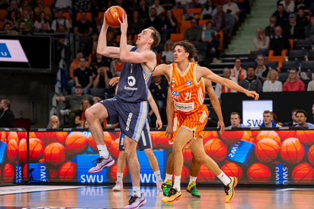 easyCredit BBL: Ratiopharm Ulm vs. Alba Berlin; 22.04.2026 Ulm, GERMANY - 22. April 2026: Alec Anigbata (Ratiopharm Ulm, 21) versucht Justin Bean (Alba Berlin, 34) am Korbwurf zu hindern während dem Spiel zwischen der Ratiopharm Ulm und Alba Berlin am 33. Spieltag der easyCredit BBL in der ratiopharm Arena Ulm. Copyright: xBEAUTIFULxSPORTS Steinx