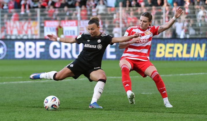 Arianna Caruso, Sophie Weidauer Zweikampf Spielszene Aktion Fußball Fussball 1. Bundesliga Damen Frauen 23. Spieltag Saison 2025 2026 22.04.2026 1.FC Union Berlin vs. FC Bayern München FCB DFL regulations prohibit any use of photographs as image sequences and or quasi-video