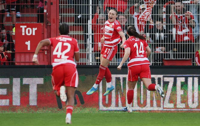 Lia Kamber jubelt nach Tor zum 2:2 Ausgleich Freude Emotion Jubel Fußball Fussball 1. Bundesliga Damen Frauen 23. Spieltag Saison 2025 2026 22.04.2026 1.FC Union Berlin vs. FC Bayern München FCB DFL regulations prohibit any use of photographs as image sequences and or quasi-video