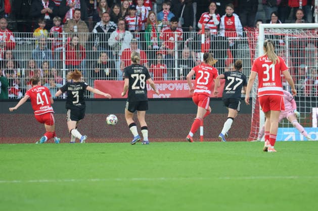 1. Fußball Bundesliga Frauen: Union Berlin - Bayern München, 22.04.2026 Tor, Lia Kamber (Union Berlin, 41) trift zum 2:2 gegen Stine Ballisager Pedersen (Bayern Muenchen, 3) ins Tor, während der Begegnung in der 1. Fußball Bundesliga Frauen: Union Berlin - Bayern München in Berlin, Stadion An der Alten Försterei , am 22.04.2026. DFB regulations prohibit any use of photographs as image sequences and or quasi video. Copyright: xBEAUTIFULxSPORTS Frankex