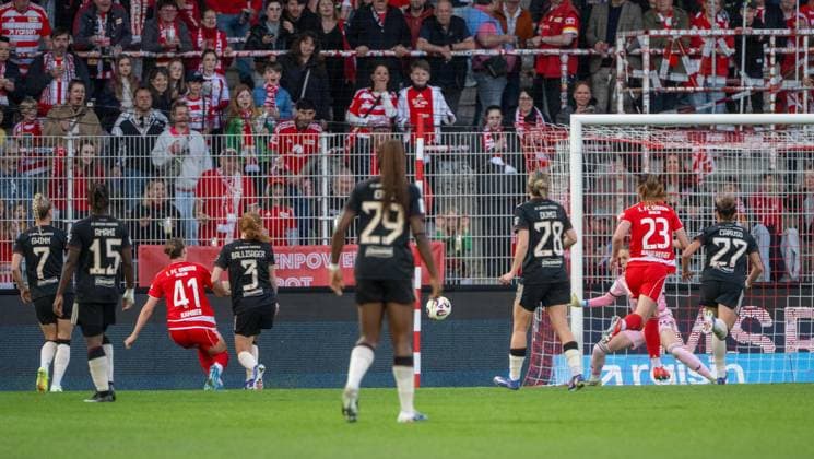 Fußball, Frauen, Saison 2025 2026, Google Pixel Frauen-Bundesliga (23. Spieltag), 1. FC Union Berlin -FC Bayern München, Lia Kamber (3. v. l., 1. Frauen 1. FC Union) erzielt das Tor zum 2:2 gegen Torfrau Ena Mahmutovic (FC Bayern München), 22.04. 2026, Copyright: xMatthiasxKochx