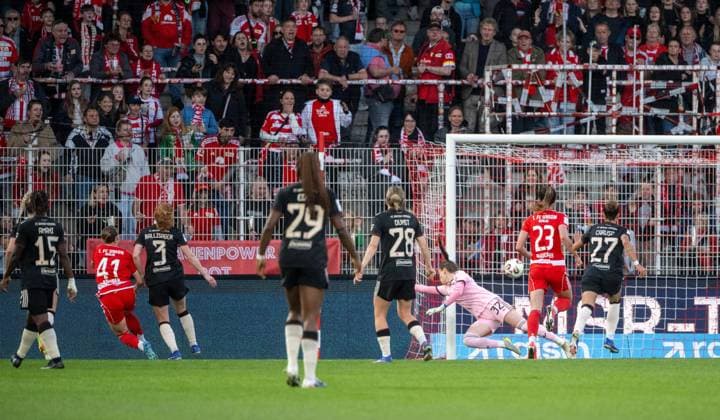 Fußball, Frauen, Saison 2025 2026, Google Pixel Frauen-Bundesliga (23. Spieltag), 1. FC Union Berlin -FC Bayern München, Lia Kamber (2. v. l., 1. Frauen 1. FC Union) erzielt das Tor zum 2:2 gegen Torfrau Ena Mahmutovic (FC Bayern München), 22.04. 2026, Copyright: xMatthiasxKochx