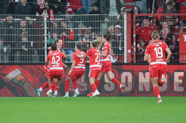 1. Fußball Bundesliga Frauen: Union Berlin - Bayern München, 22.04.2026 Torjubel, Jubel. Lia Kamber (Union Berlin, 41) jubelt über das Tor zum 2:2 mit Naika Reissner (Union Berlin, 42) , Sophie Weidauer (Union Berlin, 9), Jenny Hipp (Union Berlin, 27), während der Begegnung in der 1. Fußball Bundesliga Frauen: Union Berlin - Bayern München in Berlin, Stadion An der Alten Försterei , am 22.04.2026. DFB regulations prohibit any use of photographs as image sequences and or quasi video. Copyright: xBEAUTIFULxSPORTS Frankex