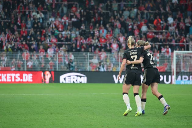 1. Fußball Bundesliga Frauen: Union Berlin - Bayern München, 22.04.2026 Torjubel, Jubel. Giulia Gwinn (Bayern Muenchen, 7) jubelt mit Barbara Dunst (Bayern Muenchen, 28) über das Tor zum 2:3, während der Begegnung in der 1. Fußball Bundesliga Frauen: Union Berlin - Bayern München in Berlin, Stadion An der Alten Försterei , am 22.04.2026. DFB regulations prohibit any use of photographs as image sequences and or quasi video. Copyright: xBEAUTIFULxSPORTS Frankex