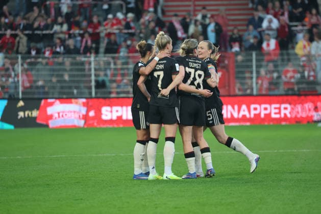 1. Fußball Bundesliga Frauen: Union Berlin - Bayern München, 22.04.2026 Torjubel, Jubel. Giulia Gwinn (Bayern Muenchen, 7) jubelt mit Barbara Dunst (Bayern Muenchen, 28) und Magdalena Eriksson (Bayern Muenchen, 5) über das Tor zum 2:3, während der Begegnung in der 1. Fußball Bundesliga Frauen: Union Berlin - Bayern München in Berlin, Stadion An der Alten Försterei , am 22.04.2026. DFB regulations prohibit any use of photographs as image sequences and or quasi video. Copyright: xBEAUTIFULxSPORTS Frankex