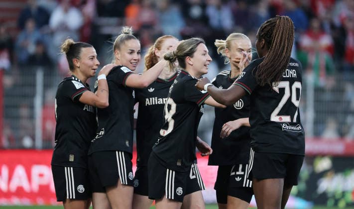 Lisa Heiseler jubelt nach Tor zum 2:3 mit Teamkolleginnen Freude Emotion Jubel Fußball Fussball 1. Bundesliga Damen Frauen 23. Spieltag Saison 2025 2026 22.04.2026 1.FC Union Berlin vs. FC Bayern München FCB DFL regulations prohibit any use of photographs as image sequences and or quasi-video