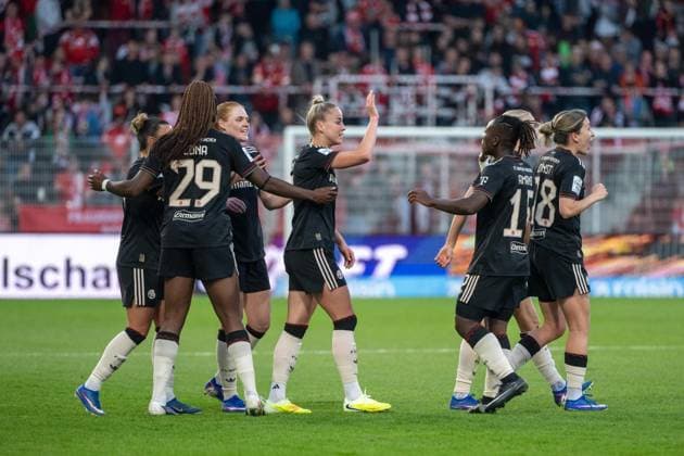 Fußball, Frauen, Saison 2025 2026, Google Pixel Frauen-Bundesliga (23. Spieltag), 1. FC Union Berlin -FC Bayern München, v. l. Edna Imade (FC Bayern München), Stine Ballisager (FC Bayern München), Giulia Gwinn (FC Bayern München), Bernadette Amani (FC Bayern München), Barbara Dunst (FC Bayern München), Jubel nach Tor zum 2:3, 22.04. 2026, Copyright: xMatthiasxKochx