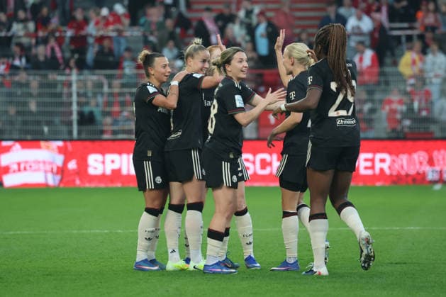 1. Fußball Bundesliga Frauen: Union Berlin - Bayern München, 22.04.2026 Torjubel, Jubel. Giulia Gwinn (Bayern Muenchen, 7) jubelt mit Barbara Dunst (Bayern Muenchen, 28) und Magdalena Eriksson (Bayern Muenchen, 5) über das Tor zum 2:3, während der Begegnung in der 1. Fußball Bundesliga Frauen: Union Berlin - Bayern München in Berlin, Stadion An der Alten Försterei , am 22.04.2026. DFB regulations prohibit any use of photographs as image sequences and or quasi video. Copyright: xBEAUTIFULxSPORTS Frankex