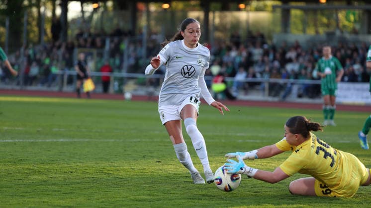 Bremen vs VfL, BL Frauen Bremen, 22.04.2026, Fußball, Frauen, Google Pixel Bundesliga, Saison 2025 2026, SV Werder Bremen vs VfL Wolfsburg, Kessya Bussy (VfL Wolfsburg), Torfrau Mariella El Sherif (Werder Bremen) Deutschland