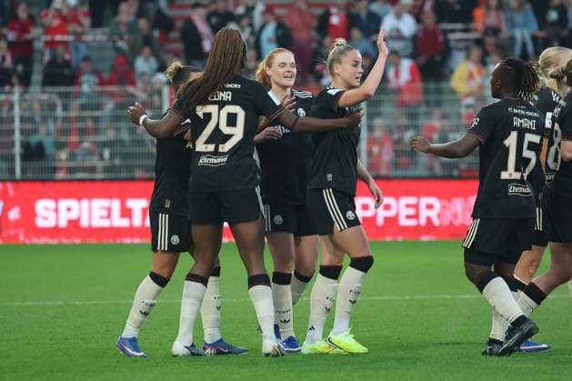1. Fußball Bundesliga Frauen: Union Berlin - Bayern München, 22.04.2026 Torjubel, Jubel. Giulia Gwinn (Bayern Muenchen, 7) jubelt mit Barbara Dunst (Bayern Muenchen, 28) und Magdalena Eriksson (Bayern Muenchen, 5), Edna Imade (Bayern Muenchen, 29) , Bernadette Kakounan Amani (Bayern Muenchen, 15) über das Tor zum 2:3, während der Begegnung in der 1. Fußball Bundesliga Frauen: Union Berlin - Bayern München in Berlin, Stadion An der Alten Försterei , am 22.04.2026. DFB regulations prohibit any use of photographs as image sequences and or quasi video. Copyright: xBEAUTIFULxSPORTS Frankex