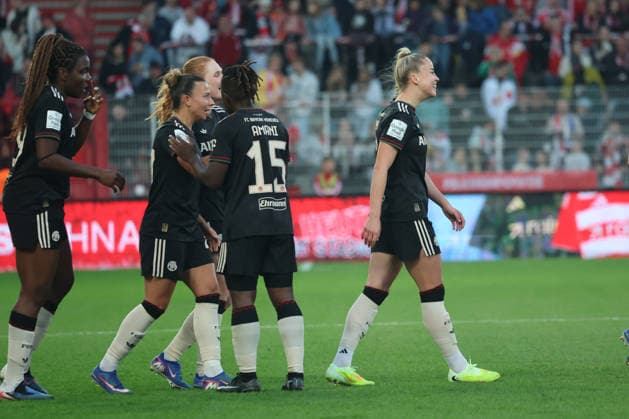 1. Fußball Bundesliga Frauen: Union Berlin - Bayern München, 22.04.2026 Torjubel, Jubel. Giulia Gwinn (Bayern Muenchen, 7) jubelt mit Barbara Dunst (Bayern Muenchen, 28) und Magdalena Eriksson (Bayern Muenchen, 5), Edna Imade (Bayern Muenchen, 29) , Bernadette Kakounan Amani (Bayern Muenchen, 15) über das Tor zum 2:3, während der Begegnung in der 1. Fußball Bundesliga Frauen: Union Berlin - Bayern München in Berlin, Stadion An der Alten Försterei , am 22.04.2026. DFB regulations prohibit any use of photographs as image sequences and or quasi video. Copyright: xBEAUTIFULxSPORTS Frankex
