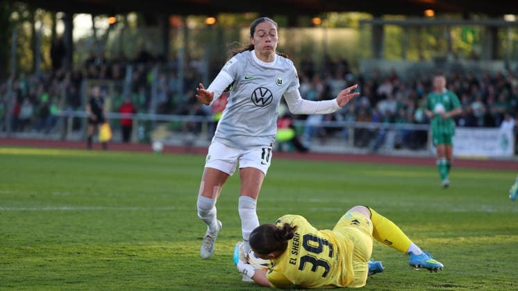 Bremen vs VfL, BL Frauen Bremen, 22.04.2026, Fußball, Frauen, Google Pixel Bundesliga, Saison 2025 2026, SV Werder Bremen vs VfL Wolfsburg, Kessya Bussy (VfL Wolfsburg), Torfrau Mariella El Sherif (Werder Bremen) Deutschland