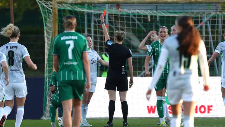 Bremen vs VfL, BL Frauen Bremen, 22.04.2026, Fußball, Frauen, Google Pixel Bundesliga, Saison 2025 2026, SV Werder Bremen vs VfL Wolfsburg, Schiedsrichter zeigt Janou Levels (VfL Wolfsburg) die Rote Karte. Deutschland