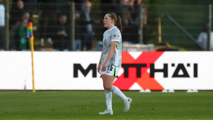 Bremen vs VfL, BL Frauen Bremen, 22.04.2026, Fußball, Frauen, Google Pixel Bundesliga, Saison 2025 2026, SV Werder Bremen vs VfL Wolfsburg, Janou Levels (VfL Wolfsburg) nach der gelb-roten Karte auf dem Weg in die Kabine. Deutschland