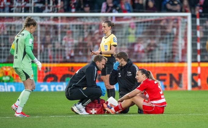 Fußball, Frauen, Saison 2025 2026, Google Pixel Frauen-Bundesliga (23. Spieltag), 1. FC Union Berlin -FC Bayern München, v. l. Torfrau Cara Bösl (1. Frauen 1. FC Union), Tanja Pawollek (1. Frauen 1. FC Union), 22.04. 2026, Copyright: xMatthiasxKochx