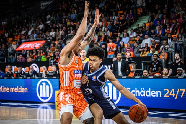 Neu Ulm, Deutschland, 22.04.26: Nelson Weidemann (ratiopharm ulm) und Jack Kayil (ALBA Berlin) im Zweikampf waehrend des Basketball Bundesliga Spiels zwischen ratiopharm ulm vs ALBA Berlin in der ratiopharm Arena am 22. April 2026 in Neu Ulm, Deutschland. (Foto von Harry Langer DeFodi Images) ratiopharm Arena, Germany, 22.04.26: Nelson Weidemann (ratiopharm ulm) und Jack Kayil (ALBA Berlin) battle for the ball during the Basketball Bundesliga match between ratiopharm ulm vs ALBA Berlin at Neu Ulm on April 22, 2026 in ratiopharm Arena, Germany. (Photo by Harry Langer DeFodi Images) (Photo by Harry Langer DeFodi Images) -