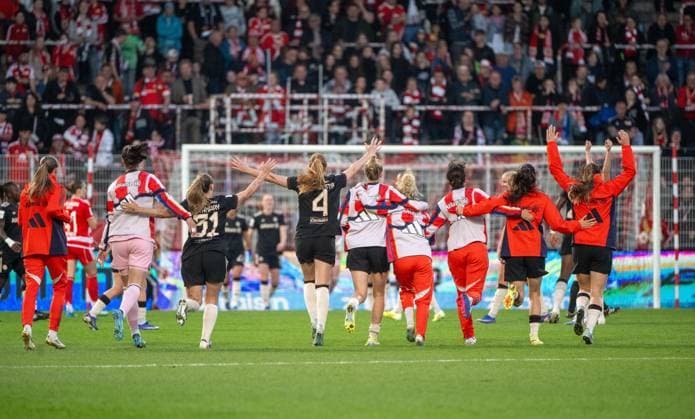 Fußball, Frauen, Saison 2025 2026, Google Pixel Frauen-Bundesliga (23. Spieltag), 1. FC Union Berlin -FC Bayern München, Bayern-Jubel nach dem Abpfiff und Meisterschaft, 22.04. 2026, Copyright: xMatthiasxKochx