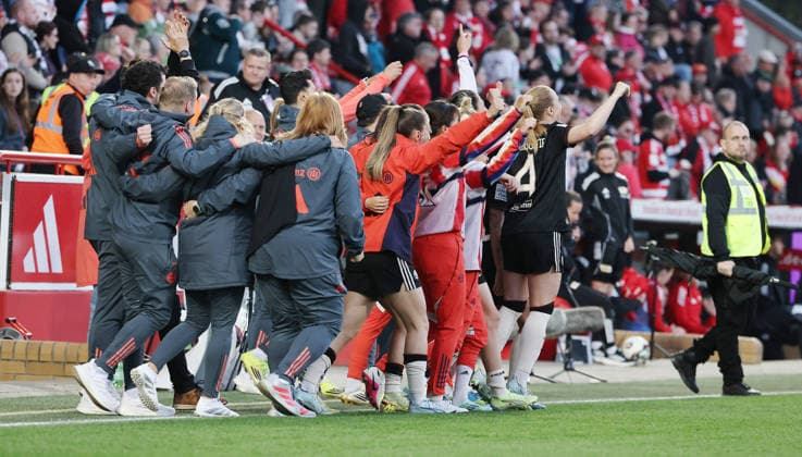 Frauen des FC Bayern jubeln und feiern die Deutsche Meistershaft Deutscher Meister Fußball Fussball 1. Bundesliga Damen Frauen 23. Spieltag Saison 2025 2026 22.04.2026 1.FC Union Berlin vs. FC Bayern München FCB DFL regulations prohibit any use of photographs as image sequences and or quasi-video