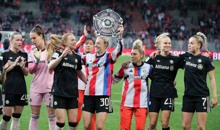 Frauen des FC Bayern jubeln und feiern die Deutsche Meistershaft Deutscher Meister Fußball Fussball 1. Bundesliga Damen Frauen 23. Spieltag Saison 2025 2026 22.04.2026 1.FC Union Berlin vs. FC Bayern München FCB DFL regulations prohibit any use of photographs as image sequences and or quasi-video