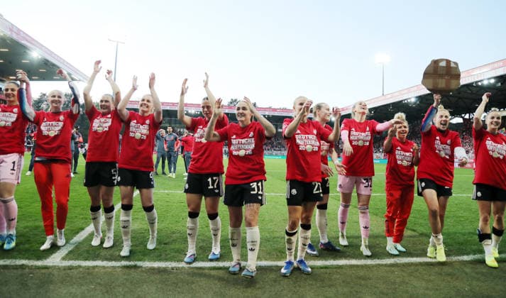 Frauen des FC Bayern jubeln und feiern die Deutsche Meistershaft Deutscher Meister Fußball Fussball 1. Bundesliga Damen Frauen 23. Spieltag Saison 2025 2026 22.04.2026 1.FC Union Berlin vs. FC Bayern München FCB DFL regulations prohibit any use of photographs as image sequences and or quasi-video