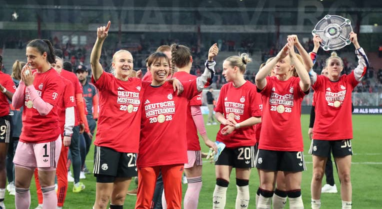 Frauen des FC Bayern jubeln und feiern die Deutsche Meistershaft Deutscher Meister Fußball Fussball 1. Bundesliga Damen Frauen 23. Spieltag Saison 2025 2026 22.04.2026 1.FC Union Berlin vs. FC Bayern München FCB DFL regulations prohibit any use of photographs as image sequences and or quasi-video
