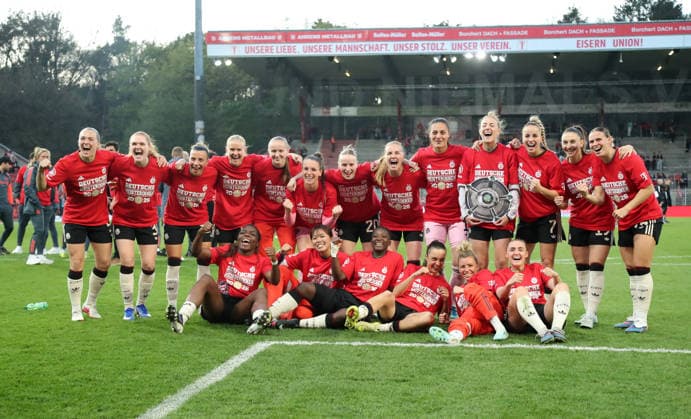 Frauen des FC Bayern jubeln und feiern die Deutsche Meistershaft Deutscher Meister Fußball Fussball 1. Bundesliga Damen Frauen 23. Spieltag Saison 2025 2026 22.04.2026 1.FC Union Berlin vs. FC Bayern München FCB DFL regulations prohibit any use of photographs as image sequences and or quasi-video