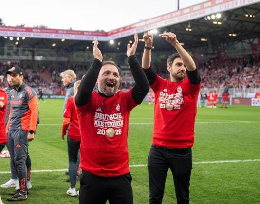 Fußball, Frauen, Saison 2025 2026, Google Pixel Frauen-Bundesliga (23. Spieltag), 1. FC Union Berlin -FC Bayern München, Bayern feiert die Meisterschaft, Jubel nach dem Abpfiff, Trainer Jose Barcala (FC Bayern München), 22.04. 2026, Copyright: xMatthiasxKochx