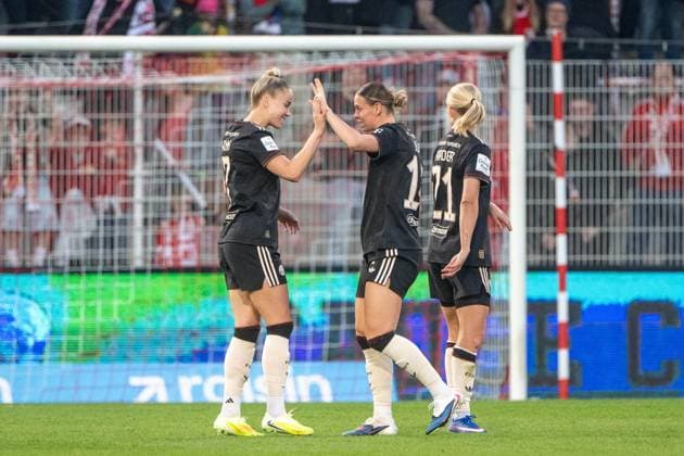Fußball, Frauen, Saison 2025 2026, Google Pixel Frauen-Bundesliga (23. Spieltag), 1. FC Union Berlin -FC Bayern München, v. l. Giulia Gwinn (FC Bayern München), Klara Bühl (FC Bayern München), Jubel nach dem Abpfiff, 22.04. 2026, Copyright: xMatthiasxKochx