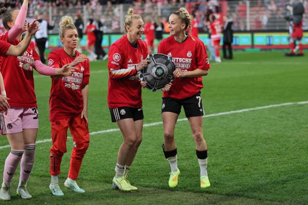1. Fußball Bundesliga Frauen: Union Berlin - Bayern München, 22.04.2026 Schlussjubel, Sieg, Meisterjubel, Meisterschaft, Giulia Gwinn (Bayern Muenchen, 7) jubelt mit Linda Dallmann (Bayern Muenchen, 10) und Mitspielerinnen, während der Begegnung in der 1. Fußball Bundesliga Frauen: Union Berlin - Bayern München in Berlin, Stadion An der Alten Försterei , am 22.04.2026. DFB regulations prohibit any use of photographs as image sequences and or quasi video. Copyright: xBEAUTIFULxSPORTS Frankex