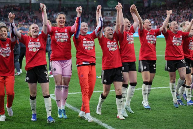 1. Fußball Bundesliga Frauen: Union Berlin - Bayern München, 22.04.2026 Schlussjubel, Sieg, Meisterjubel, Meisterschaft, Bayern jubelt, während der Begegnung in der 1. Fußball Bundesliga Frauen: Union Berlin - Bayern München in Berlin, Stadion An der Alten Försterei , am 22.04.2026. DFB regulations prohibit any use of photographs as image sequences and or quasi video. Copyright: xBEAUTIFULxSPORTS Frankex