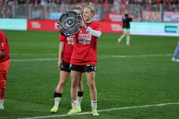 1. Fußball Bundesliga Frauen: Union Berlin - Bayern München, 22.04.2026 Schlussjubel, Sieg, Meisterjubel, Meisterschaft, Bayern jubelt, während der Begegnung in der 1. Fußball Bundesliga Frauen: Union Berlin - Bayern München in Berlin, Stadion An der Alten Försterei , am 22.04.2026. DFB regulations prohibit any use of photographs as image sequences and or quasi video. Copyright: xBEAUTIFULxSPORTS Frankex