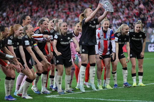 1. Fußball Bundesliga Frauen: Union Berlin - Bayern München, 22.04.2026 Schlussjubel, Sieg, Meisterjubel, Meisterschaft, Bayern jubelt, während der Begegnung in der 1. Fußball Bundesliga Frauen: Union Berlin - Bayern München in Berlin, Stadion An der Alten Försterei , am 22.04.2026. DFB regulations prohibit any use of photographs as image sequences and or quasi video. Copyright: xBEAUTIFULxSPORTS Frankex