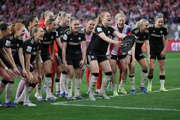 1. Fußball Bundesliga Frauen: Union Berlin - Bayern München, 22.04.2026 Schlussjubel, Sieg, Meisterjubel, Meisterschaft, Bayern jubelt, während der Begegnung in der 1. Fußball Bundesliga Frauen: Union Berlin - Bayern München in Berlin, Stadion An der Alten Försterei , am 22.04.2026. DFB regulations prohibit any use of photographs as image sequences and or quasi video. Copyright: xBEAUTIFULxSPORTS Frankex