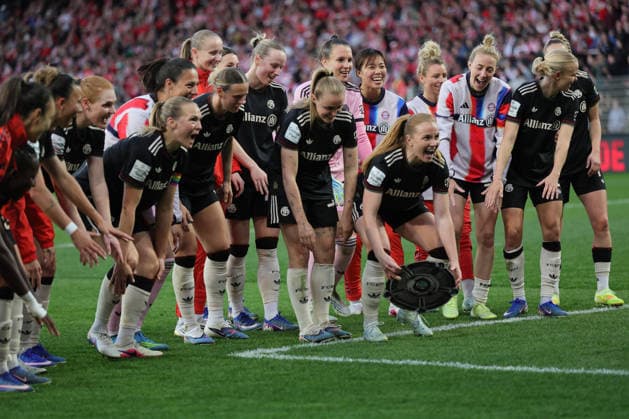 1. Fußball Bundesliga Frauen: Union Berlin - Bayern München, 22.04.2026 Schlussjubel, Sieg, Meisterjubel, Meisterschaft, Bayern jubelt, während der Begegnung in der 1. Fußball Bundesliga Frauen: Union Berlin - Bayern München in Berlin, Stadion An der Alten Försterei , am 22.04.2026. DFB regulations prohibit any use of photographs as image sequences and or quasi video. *** 1 Soccer Bundesliga Women Union Berlin Bayern Munich, 22 04 2026 Final cheer, victory, champion cheer, championship, Bayern cheers, during the match in the 1 Soccer Bundesliga Women Union Berlin Bayern Munich in Berlin, Stadion An der Alten Försterei , on 22 04 2026 DFB regulations prohibit any use of photographs as image sequences and or quasi video Copyright: xBEAUTIFULxSPORTS Frankex
