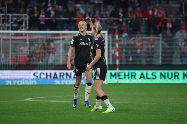 1. Fußball Bundesliga Frauen: Union Berlin - Bayern München, 22.04.2026 Schlussjubel, Sieg, Meisterjubel, Meisterschaft, Bayern jubelt, mit Giulia Gwinn (Bayern Muenchen, 7) und Pernille Harder (Bayern Muenchen, 21), während der Begegnung in der 1. Fußball Bundesliga Frauen: Union Berlin - Bayern München in Berlin, Stadion An der Alten Försterei , am 22.04.2026. DFB regulations prohibit any use of photographs as image sequences and or quasi video. Copyright: xBEAUTIFULxSPORTS Frankex