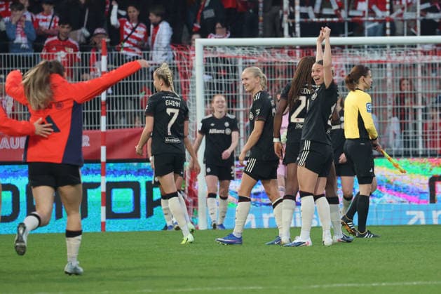 1. Fußball Bundesliga Frauen: Union Berlin - Bayern München, 22.04.2026 Schlussjubel, Sieg, Meisterjubel, Meisterschaft, Bayern jubelt, während der Begegnung in der 1. Fußball Bundesliga Frauen: Union Berlin - Bayern München in Berlin, Stadion An der Alten Försterei , am 22.04.2026. DFB regulations prohibit any use of photographs as image sequences and or quasi video. Copyright: xBEAUTIFULxSPORTS Frankex