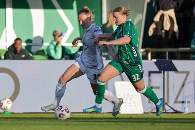 22.04.2026, xgrfx, Fussball Google Pixel Frauen-Bundesliga, SV Werder Bremen - VfL Wolfsburg v.l. Sarai Linder (VfL Wolfsburg), Sarah Gutmann (Werder Bremen) (DFL DFB REGULATIONS PROHIBIT ANY USE OF PHOTOGRAPHS as IMAGE SEQUENCES and or QUASI-VIDEO) Bremen