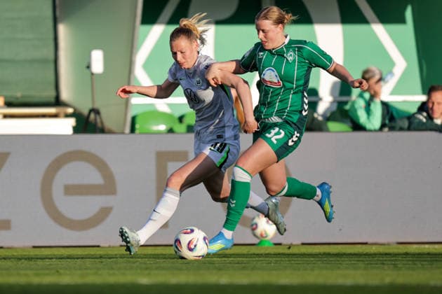 22.04.2026, xgrfx, Fussball Google Pixel Frauen-Bundesliga, SV Werder Bremen - VfL Wolfsburg v.l. Sarai Linder (VfL Wolfsburg), Sarah Gutmann (Werder Bremen) (DFL DFB REGULATIONS PROHIBIT ANY USE OF PHOTOGRAPHS as IMAGE SEQUENCES and or QUASI-VIDEO) Bremen