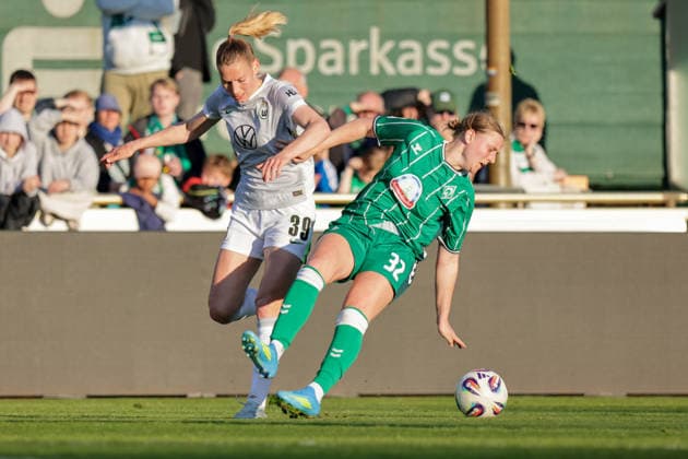 22.04.2026, xgrfx, Fussball Google Pixel Frauen-Bundesliga, SV Werder Bremen - VfL Wolfsburg v.l. Sarai Linder (VfL Wolfsburg), Sarah Gutmann (Werder Bremen) (DFL DFB REGULATIONS PROHIBIT ANY USE OF PHOTOGRAPHS as IMAGE SEQUENCES and or QUASI-VIDEO) Bremen